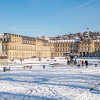 Schlossplatz Stuttgart im Winter, bedeckt mit Schnee. Menschen spazieren, die Sonne scheint, und das Neue Schloss ist im Hintergrund sichtbar., &copy; SMG Thomas Niederm&uuml;ller