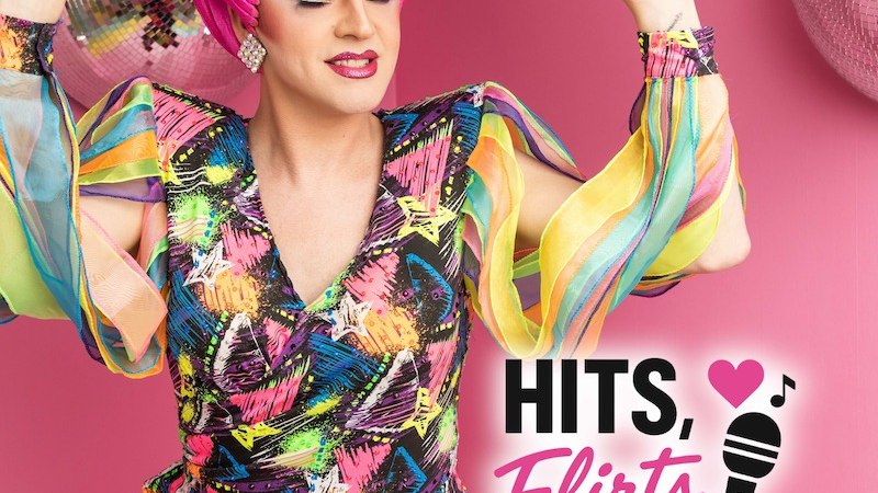 Eine Person in einem bunten, glitzernden Outfit und pinkem Kopfschmuck posiert vor einer pinken Wand mit Discokugeln. Text: Hits, Flirts & andere Un-an-nehm-lich-keiten., © Theater der Altstadt Eine Person in einem bunten, glitzernden Outfit und pinkem Kopfschmuck posiert vor einer pinken Wand mit Discokugeln. Text: Hits, Flirts & andere Un-an-nehm-lich-keiten., © Theater der Altstadt