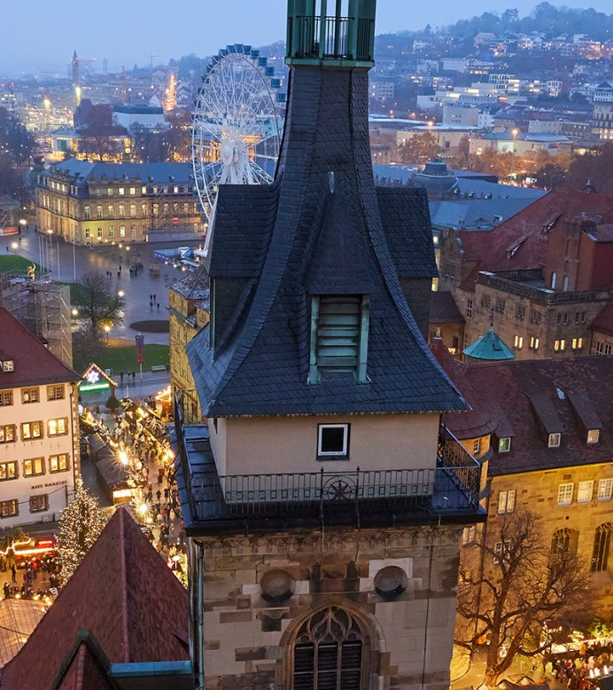 View of Schillerplatz and the Old Palace in Stuttgart at dusk. The Christmas market is illuminated, with a Ferris wheel in the background., © Stuttgart Marketing GmbH