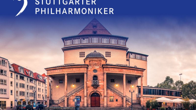 Das Gustav-Siegle-Haus in Stuttgart mit der Aufschrift 'Stuttgarter Philharmoniker' und einem historischen Gebäude im Vordergrund., © Christoph Kalck Das Gustav-Siegle-Haus in Stuttgart mit der Aufschrift 'Stuttgarter Philharmoniker' und einem historischen Gebäude im Vordergrund., © Christoph Kalck