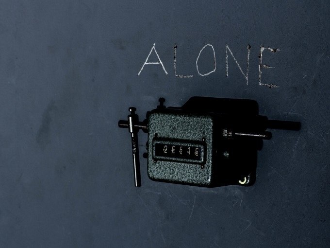 A mechanical counter on a dark wall, with the word 'ALONE' written in chalk above it., © ExitGames Stuttgart A mechanical counter on a dark wall, with the word 'ALONE' written in chalk above it., © ExitGames Stuttgart