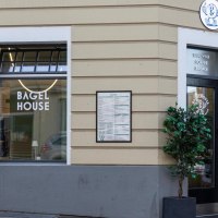 Ein Café namens Bagel House mit einem großen Schaufenster und einer Eingangstür. Vor dem Gebäude stehen Pflanzen und eine Speisekarte ist sichtbar., © Stuttgart-Marketing GmbH, Sarah Schmid Ein Café namens Bagel House mit einem großen Schaufenster und einer Eingangstür. Vor dem Gebäude stehen Pflanzen und eine Speisekarte ist sichtbar., © Stuttgart-Marketing GmbH, Sarah Schmid