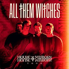 Poster der Band All Them Witches für die House Of Mirrors Tour. Vier Bandmitglieder stehen vor einem roten Hintergrund., © links im Bild Poster der Band All Them Witches für die House Of Mirrors Tour. Vier Bandmitglieder stehen vor einem roten Hintergrund., © links im Bild