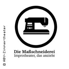 Logo mit einer stilisierten N&auml;hmaschine und dem Text 'Die Ma&szlig;schneiderei Improtheater, das anzieht' in einem Kreis., &copy; links im Bild