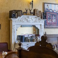 A cozy café with antique furniture, framed pictures and decorative elements on the walls., © SMG, Sarah Schmid A cozy café with antique furniture, framed pictures and decorative elements on the walls., © SMG, Sarah Schmid