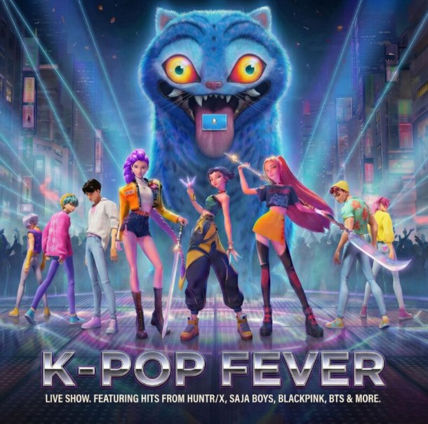 Futuristische K-Pop-Charaktere posieren vor einer riesigen blauen Katze in einer neonbeleuchteten Stadt. Der Schriftzug 'K-POP FEVER' ist prominent zu sehen., &copy; MPM LIVE GmbH