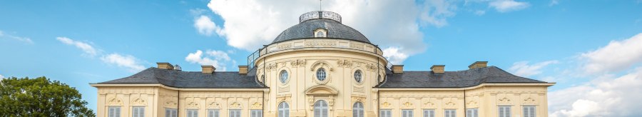 Schloss Solitude mit symmetrischer Fassade, Treppenaufgang und blauem Himmel im Hintergrund., &copy; Katrin Lehr (VIEL UNTERWEGS)