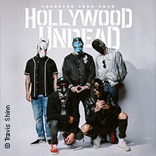 F&uuml;nf maskierte Personen posieren vor einem Hintergrund mit dem Schriftzug 'Hollywood Undead'., &copy; links im Bild