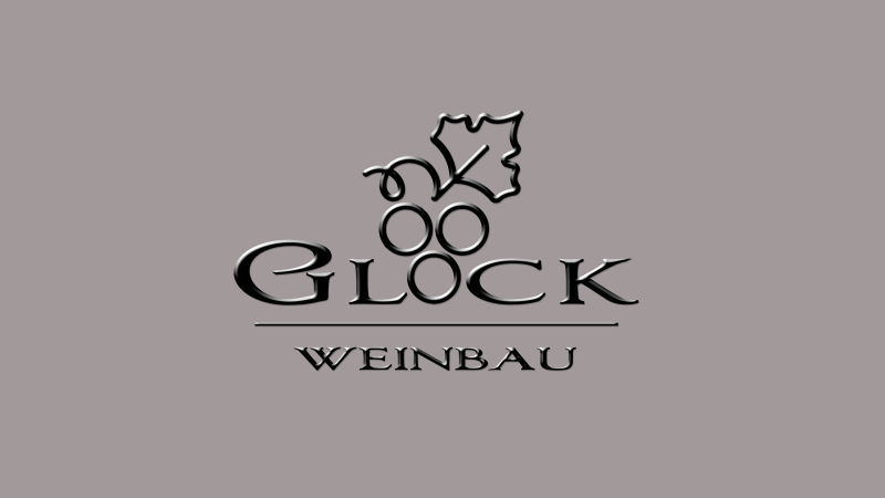 Logo von Weinbau Glock mit stilisierten Trauben und einem Blatt auf grauem Hintergrund., © Weinbau Glock und Sohn GbR