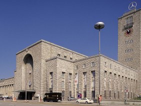 Der Hauptbahnhof Stuttgart mit seinem markanten Uhrturm und Mercedes-Stern, umgeben von Autos und B&auml;umen, unter einem klaren blauen Himmel., &copy; Stuttgart-Marketing GmbH