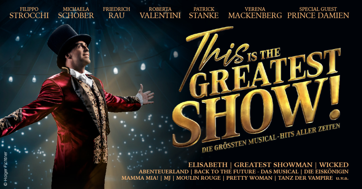 Ein Mann in einem roten Frack und Zylinder steht auf einer B&uuml;hne mit ausgebreiteten Armen. Der Text "This is THE GREATEST SHOW!" ist gro&szlig; im Bild., &copy; links im Bild