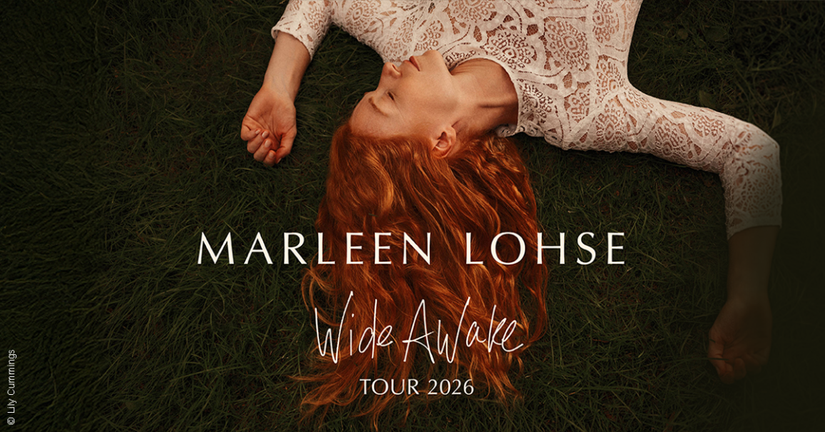 Eine Frau mit roten Haaren liegt in einem wei&szlig;en Spitzenkleid auf Gras. Text: Marleen Lohse - Wide Awake Tour 2026., &copy; links im Bild