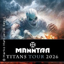 Poster der Manntra Titans Tour 2026 zeigt ein bedrohliches Skelett in stürmischer Umgebung. Der Schriftzug ist in Weiß und Blau gehalten., © links im Bild Poster der Manntra Titans Tour 2026 zeigt ein bedrohliches Skelett in stürmischer Umgebung. Der Schriftzug ist in Weiß und Blau gehalten., © links im Bild