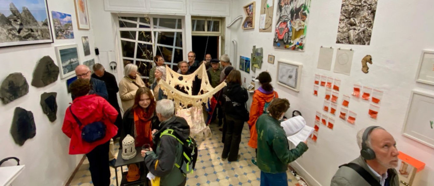 Visitors to an art exhibition are looking at various works of art in a gallery. The walls are decorated with paintings and sculptures., © Oberwelt e.V. Visitors to an art exhibition are looking at various works of art in a gallery. The walls are decorated with paintings and sculptures., © Oberwelt e.V.