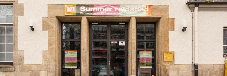 Entrance to the art district with a banner for the exhibition 'Summer reloaded'. The fa&ccedil;ade is made of stone with large windows., &copy; Stuttgart-Marketing GmbH, Sarah Schmid