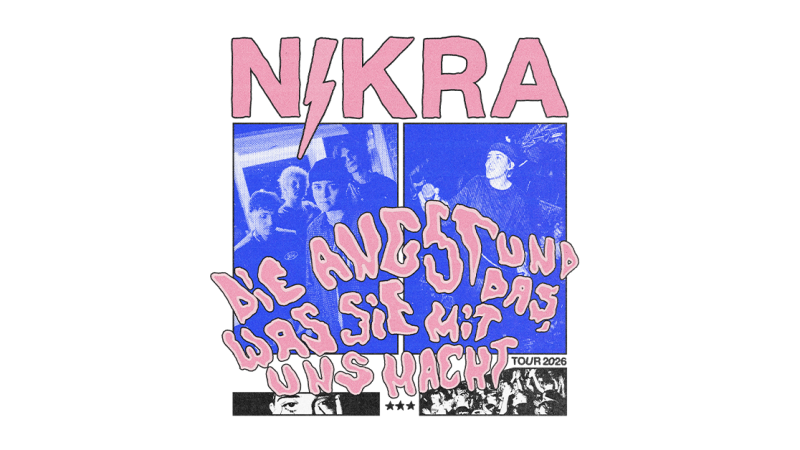 Poster der Band Nikra f&uuml;r die Tour 2026 mit dem Titel 'Die Angst und das, was sie mit uns macht'. Es zeigt Bandmitglieder und eine Menschenmenge., &copy; links im Bild