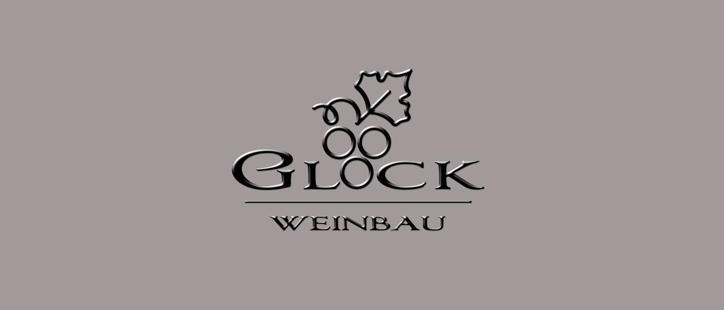 Logo von Weinbau Glock mit stilisierten Trauben und einem Blatt auf grauem Hintergrund., © Weinbau Glock und Sohn GbR
