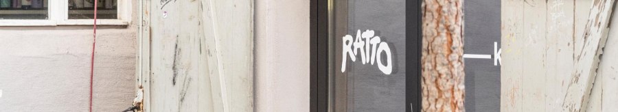Entrance to the Ratto Bar with glass front and old, weathered wooden doors. Wine bottles can be seen in the window., &copy; Stuttgart-Marketing GmbH, Sarah Schmid
