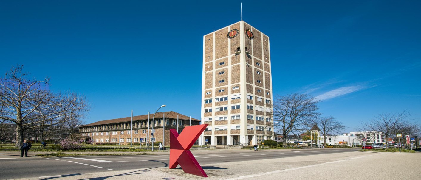 Kornwestheim town hall with a large red K in the foreground and a clear blue sky in the background., © SMG Stuttgart Marketing GmbH - Sarah Schmid