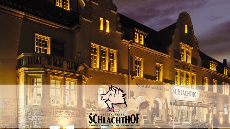 Das Restaurant Stuttgarter Schlachthof ist bei Nacht beleuchtet. Die Fassade zeigt ein Schweine-Museum und ein Café., © Wilhelmer Gastronomiebetriebe GmbH