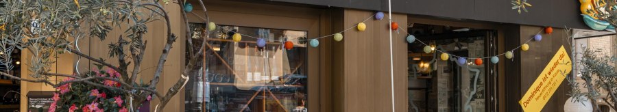 Bistro 'Petite France' und 'Le Tonneau' mit rot-wei&szlig; gestreifter Markise, bunten Lichtern und Pflanzen dekoriert. Einladende Atmosph&auml;re., &copy; SMG, Sarah Schmid