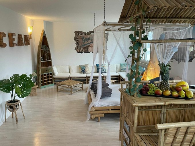 A beach-style room with bamboo furniture, a fruit bowl and decorative elements such as signs and plants., © Cool-Tours StattReisen A beach-style room with bamboo furniture, a fruit bowl and decorative elements such as signs and plants., © Cool-Tours StattReisen