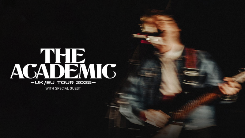 Ein verschwommenes Bild eines Musikers mit Gitarre, begleitet von dem Text 'The Academic UK/EU Tour 2025'., &copy; links im Bild