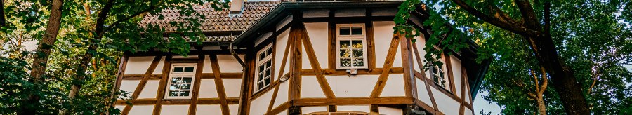 Fachwerkhaus mit rundem Turm, umgeben von B&auml;umen. Der Turm hat ein spitzes Dach, das Geb&auml;ude ist aus Holz und Stein gebaut., &copy; Stuttgart-Marketing GmbH, Thomas Niederm&uuml;ller