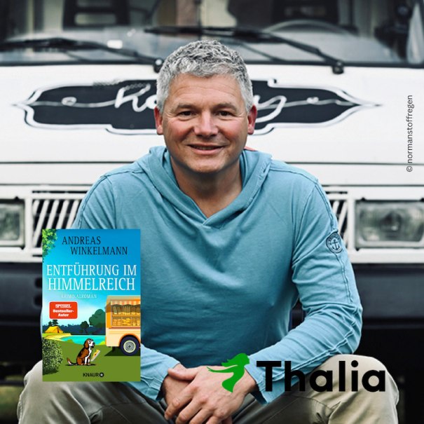 Ein Mann in blauem Hoodie sitzt vor einem Fahrzeug und hält das Buch 'Entführung im Himmelreich' von Andreas Winkelmann. Thalia-Logo sichtbar., © Thalia Deutschland GmbH & Co. KG