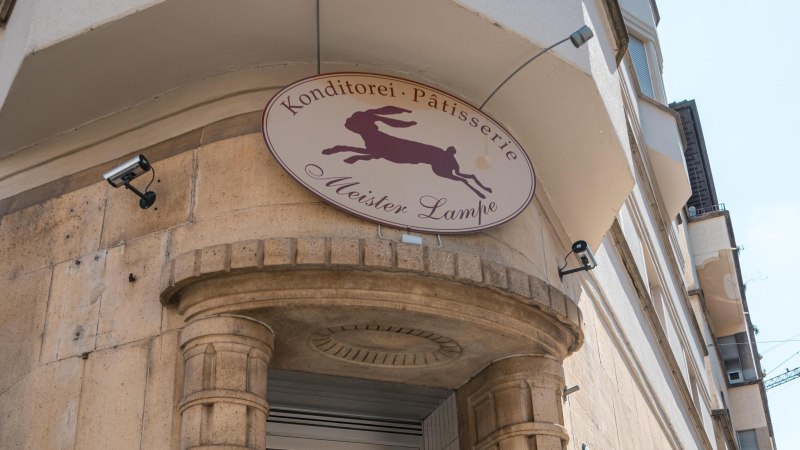 Sign of the pastry shop 'Meister Lampe' with a jumping rabbit, mounted on a building facade., &copy; SMG Stuttgart Marketing GmbH - Sarah Schmid