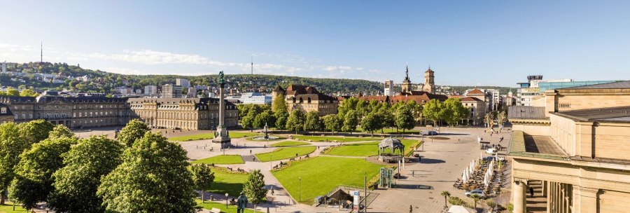 Panoramablick auf den Schlossplatz in Stuttgart mit Grünflächen, historischen Gebäuden und einem klaren blauen Himmel., © Stuttgart-Marketing GmbH Werner Dieterich