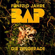 Ein Leopard im Dschungel, umgeben von Pflanzen, mit dem Text 'Fünfzig Jahre BAP - Die Zielgerade' in gelber Schrift., © links im Bild