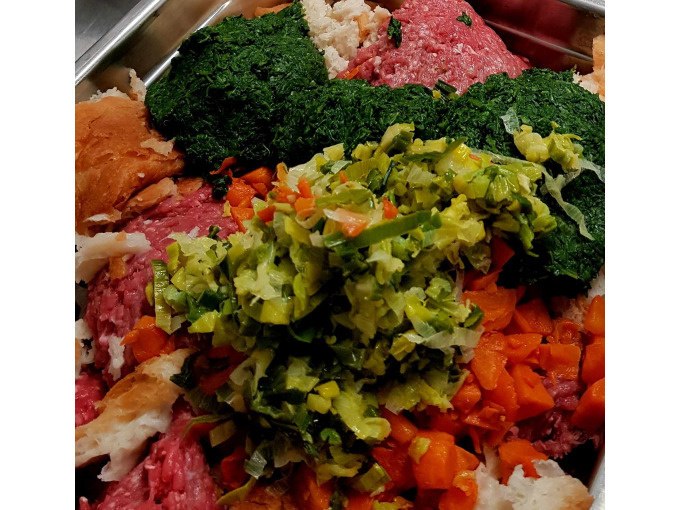 Zutaten für schwäbische Maultaschen: Hackfleisch, Spinat, Karotten, Lauch und Brot in einer Schüssel., © Kultweine-Kochwelten-Kunstücke - Kochschule Sonja Lenz Zutaten für schwäbische Maultaschen: Hackfleisch, Spinat, Karotten, Lauch und Brot in einer Schüssel., © Kultweine-Kochwelten-Kunstücke - Kochschule Sonja Lenz