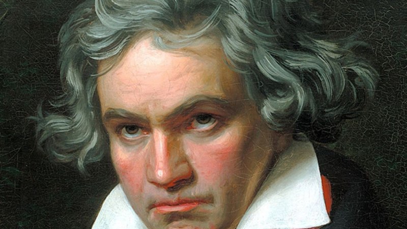 Portr&auml;t von Ludwig van Beethoven mit grauem, welligem Haar und ernstem Blick. Er tr&auml;gt einen roten Schal und einen schwarzen Mantel., &copy; Gem&auml;lde