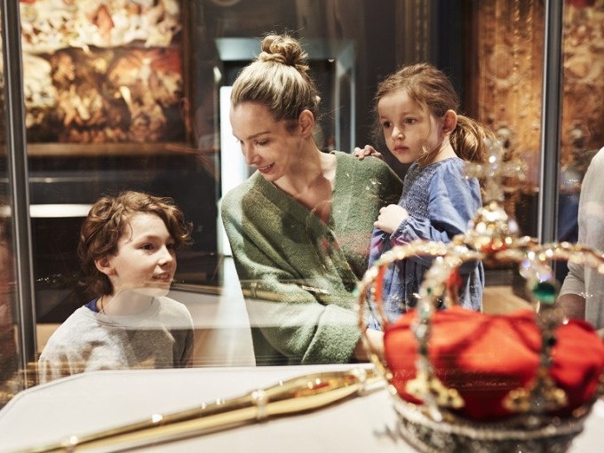 Family tour | Queens and kings of Stuttgart, © Landesmuseum Württemberg Family tour | Queens and kings of Stuttgart, © Landesmuseum Württemberg