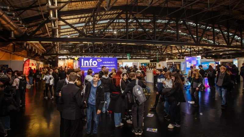 Besucher auf einer Ausbildungsmesse in einer großen Halle mit Informationsständen. Viele junge Menschen informieren sich über Ausbildungsmöglichkeiten., © Einstieg GmbH Besucher auf einer Ausbildungsmesse in einer großen Halle mit Informationsständen. Viele junge Menschen informieren sich über Ausbildungsmöglichkeiten., © Einstieg GmbH