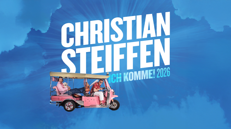 Christian Steiffen sitzt in einem pinken Fahrzeug vor einem blauen Himmel. Der Text 'Christian Steiffen - Ich komme! 2026' ist gro&szlig; im Hintergrund zu sehen., &copy; links im Bild