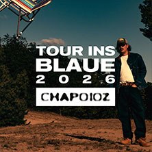 Plakat für Chapo102s Tour ins Blaue 2026. Eine Person in Jeanskleidung steht vor einer natürlichen Kulisse mit Bäumen und blauem Himmel., © links im Bild Plakat für Chapo102s Tour ins Blaue 2026. Eine Person in Jeanskleidung steht vor einer natürlichen Kulisse mit Bäumen und blauem Himmel., © links im Bild