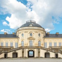Schloss Solitude mit symmetrischer Fassade, Treppenaufgang und blauem Himmel im Hintergrund., © Katrin Lehr (VIEL UNTERWEGS) Schloss Solitude mit symmetrischer Fassade, Treppenaufgang und blauem Himmel im Hintergrund., © Katrin Lehr (VIEL UNTERWEGS)