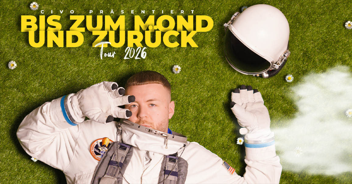 Ein Mann in einem Astronautenanzug liegt auf gr&uuml;nem Gras mit G&auml;nsebl&uuml;mchen. Neben ihm liegt ein Helm. Der Text oben lautet: 'Bis zum Mond und zur&uuml;ck Tour 2026'., &copy; links im Bild