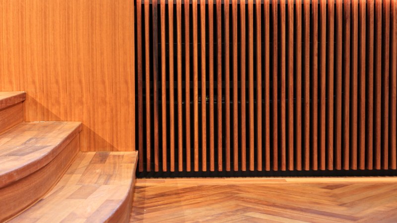 Detailansicht einer B&uuml;hne mit Holzverkleidung und vertikalen Lamellen. Die Treppenstufen sind ebenfalls aus Holz gefertigt., &copy; Literaturhaus