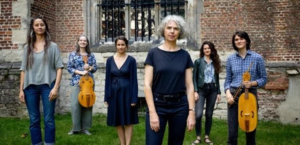 F&uuml;nf Personen stehen vor einer alten Backsteinmauer. Zwei von ihnen halten Musikinstrumente. Die Szene wirkt historisch und k&uuml;nstlerisch., &copy; PER-SONAT