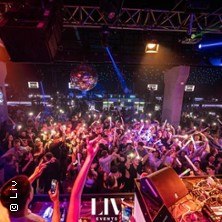 Menschenmenge feiert in einem Club mit bunten Lichtern, DJ-Pult und Handys in der Luft., © links im Bild Menschenmenge feiert in einem Club mit bunten Lichtern, DJ-Pult und Handys in der Luft., © links im Bild