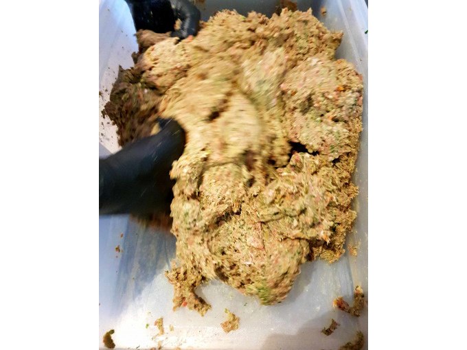 Eine Person knetet mit schwarzen Handschuhen eine große Menge Teig oder Füllung in einer Schüssel., © Kultweine-Kochwelten-Kunstücke - Kochschule Sonja Lenz Eine Person knetet mit schwarzen Handschuhen eine große Menge Teig oder Füllung in einer Schüssel., © Kultweine-Kochwelten-Kunstücke - Kochschule Sonja Lenz