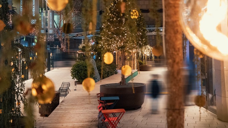 Das Dorotheen Quartier in Stuttgart ist festlich beleuchtet mit Lichterketten und Dekorationen. Ein ruhiger, abendlicher Spaziergang durch die Gassen., &copy; Dorotheen Quartier