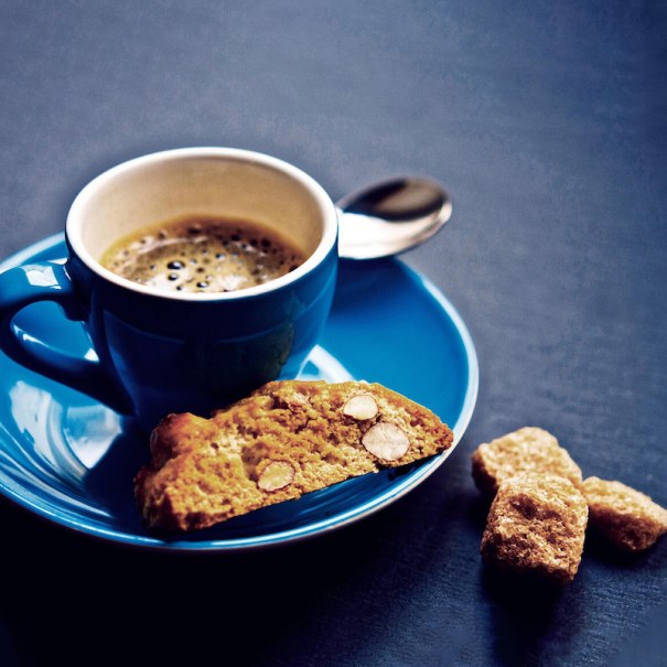 Blue cup with coffee and biscotti on a saucer, sugar cubes next to it., &copy; Altes Schauspielhaus und Kom&ouml;die im Marquardt e.V.