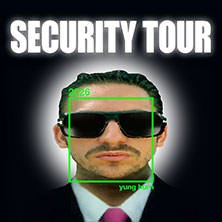 Mann mit Sonnenbrille und Anzug, schwarzer Hintergrund. Text: 'Security Tour 2026'., &copy; links im Bild