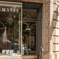 Store 'Die Hängematte' in Stuttgart with display window showing hammocks and accessories. A blue scooter is parked in front of it., © SMG, Sarah Schmid Store 'Die Hängematte' in Stuttgart with display window showing hammocks and accessories. A blue scooter is parked in front of it., © SMG, Sarah Schmid