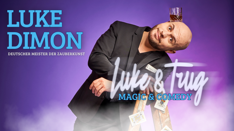 Ein Mann in Anzug lehnt an einer Leiter mit Spielkarten, ein Glas auf seinem Kopf. Text: "Luke Dimon, Deutscher Meister der Zauberkunst, Luke & Trug, Magic & Comedy"., &copy; Friedrichsbau Variet&eacute;