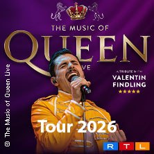 Plakat f&uuml;r 'The Music Of Queen - Live - Tour 2026' mit einem S&auml;nger in gelber Jacke und Mikrofon vor lila Hintergrund., &copy; links im Bild